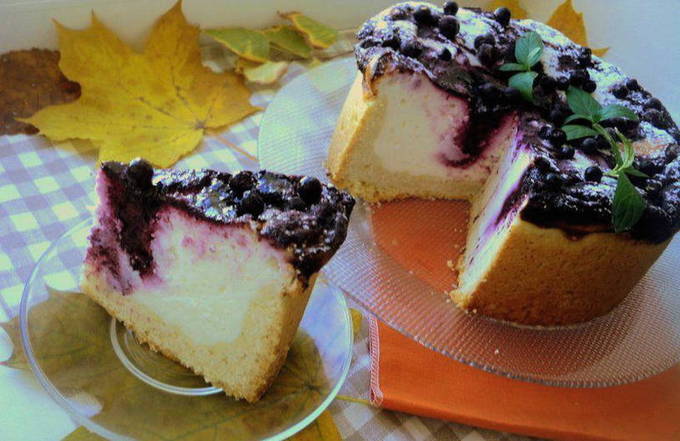 Gâteau au fromage aux bleuets avec produits de boulangerie