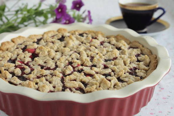 Pie with apples and black currants