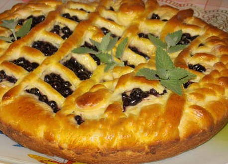 Yeast dough pie with black currant