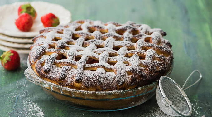 Cheesecake with yeast dough strawberries