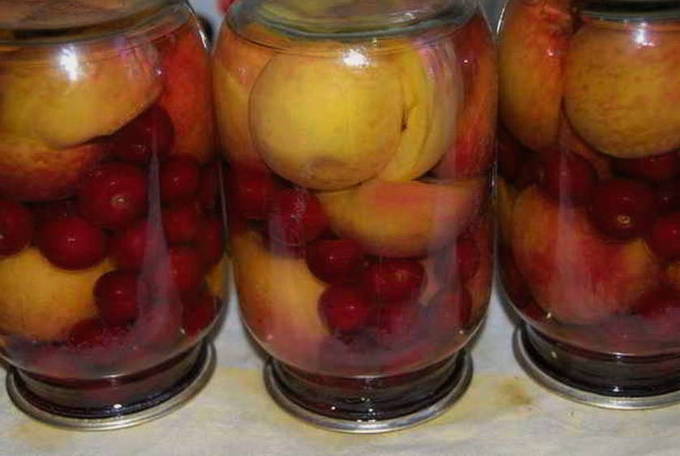 Compote de pêches et framboises pour l'hiver