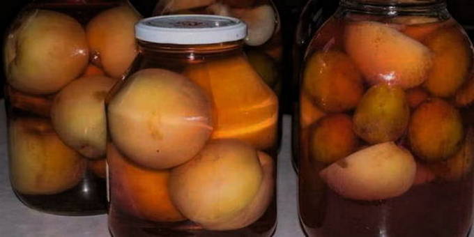 Compote de pêches avec stérilisation pour l'hiver