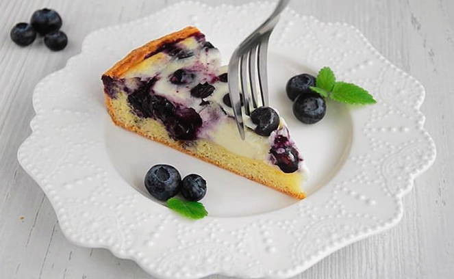 Sand cake with black currant and sour cream filling