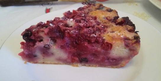 Pie with frozen currants on kefir