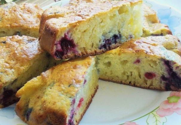 Pie with black currant on kefir in the oven