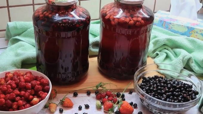 Compote de myrtilles aux fraises pour l'hiver