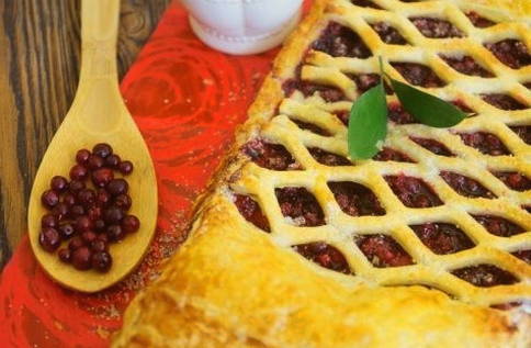 Lingonberry pie made from puff pastry without yeast