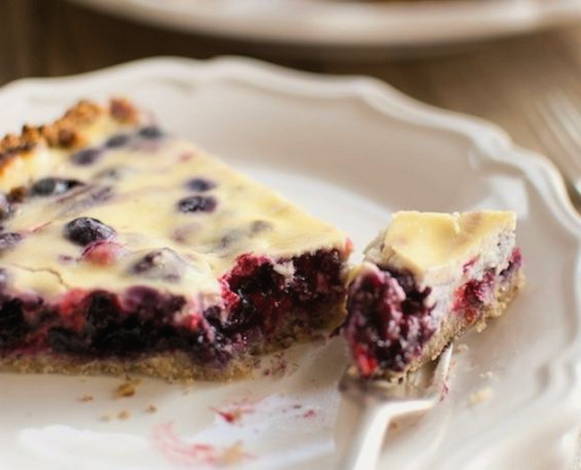 Tarte aux airelles avec garniture à la crème sure au four