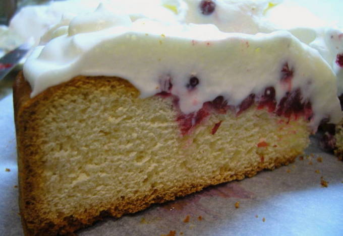 Yeast dough lingonberry pie with sour cream filling