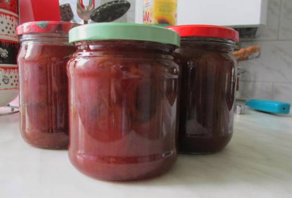 Confiture de prunes cerises rouges dénoyautées pour l'hiver