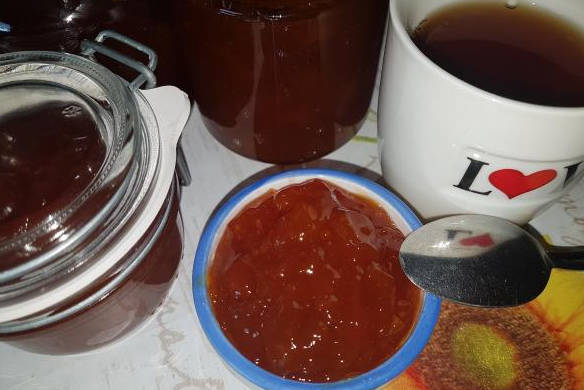 Gelée de prune cerise avec de la gélatine pour l'hiver