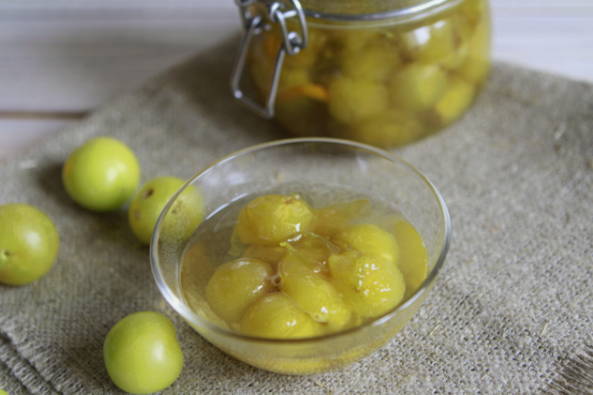 Confiture de prune cerise aux graines avec du citron pour l'hiver