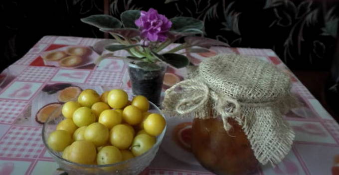 Confiture de prune cerise jaune avec graines pour l'hiver