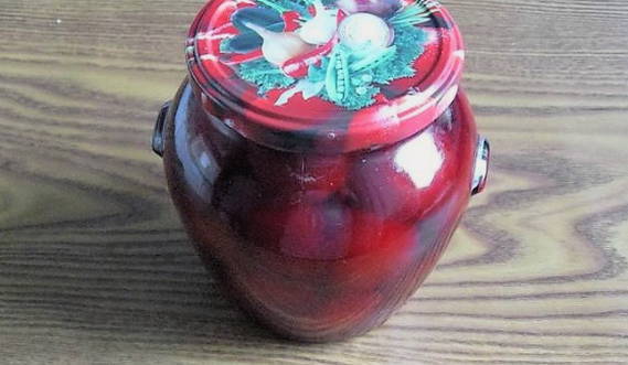 Confiture de prune cerise rouge avec des graines pour l'hiver