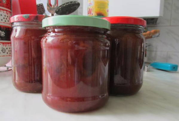 Confiture de prune de cerise rouge pour l'hiver