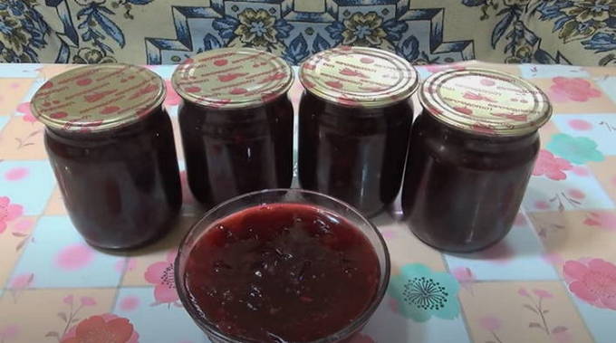 Confiture de prunes rouges dénoyautées pour l'hiver