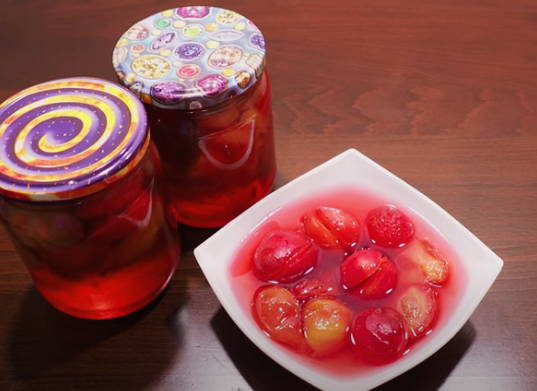 Confiture de prune cerise avec des graines dans une mijoteuse