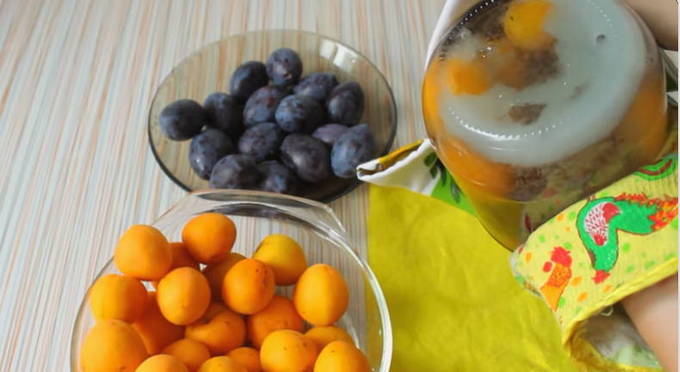 Apricot compote and plums without sterilization for the winter