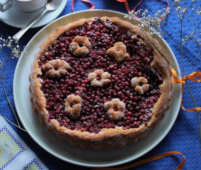 Frozen Lingonberry Yeast Pie