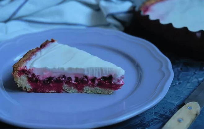 Tarte aux airelles fourrée à la crème sure de la pâte brisée