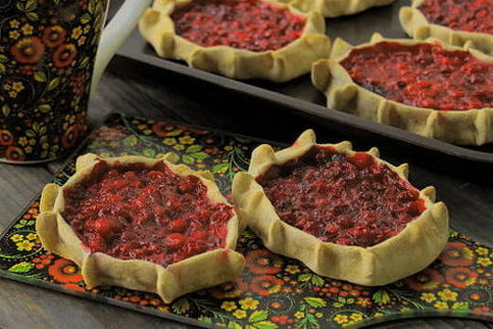 Karelian pie with lingonberries and apples