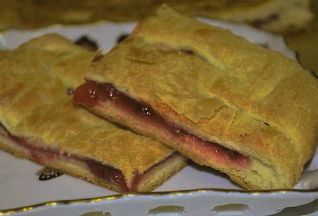 Puff pastry with apples and lingonberries