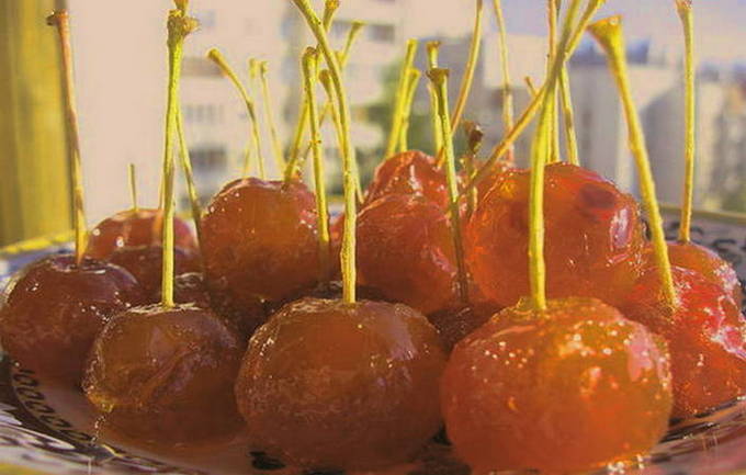 Confiture transparente de petites pommes avec une queue entière