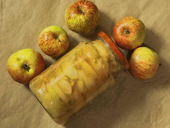 Confiture de pommes transparente avec des tranches de cinq minutes