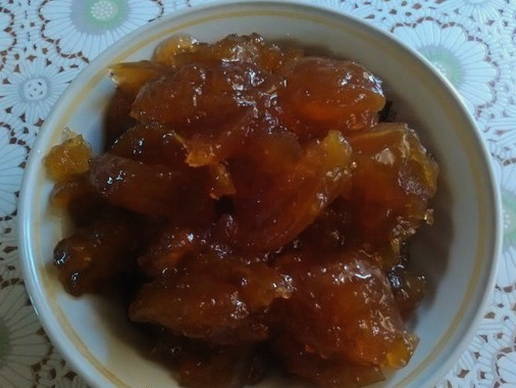 Transparent apple jam in a slow cooker