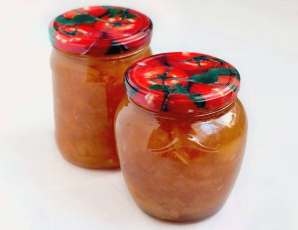 Apple jam with orange wedges