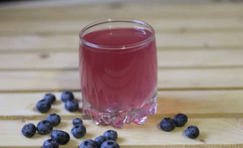 Compote de myrtilles pour 3 litres pour l'hiver en bocaux