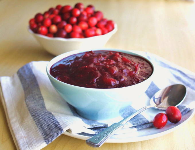 Lingonberry sauce without wine for the winter