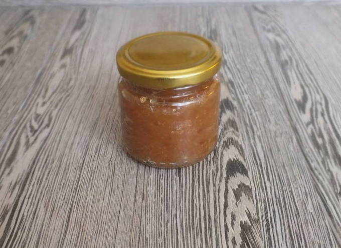 Confiture d'Antonovka à travers un hachoir à viande pour l'hiver