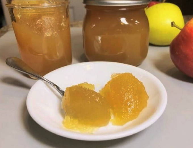 Remplissage blanc de confiture de pomme à la maison pour l'hiver