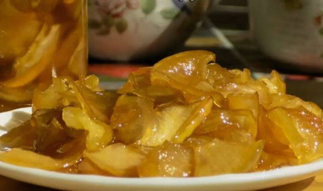 Remplissage blanc de confiture de pomme ambrée en tranches pour l'hiver