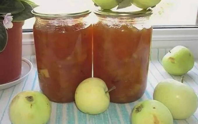 Garniture blanche transparente à la confiture de pommes avec des quartiers