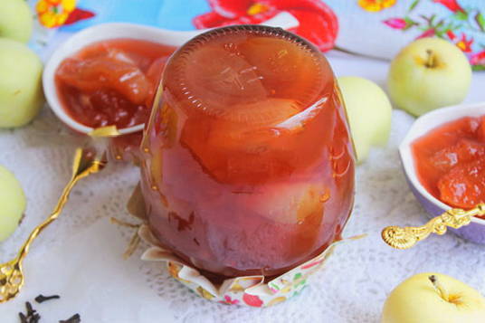 Confiture de pommes avec des tranches dans une mijoteuse