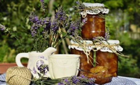 Confiture de pommes avec quartiers de cannelle