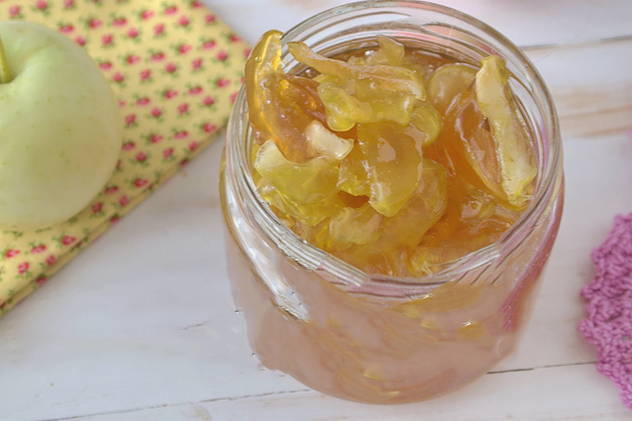 Amber apple jam with slices for the winter