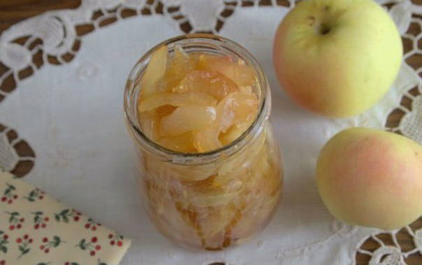 Confiture de pommes transparente avec des tranches rapidement pour l'hiver