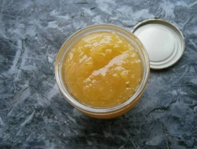 Applesauce from white filling for the winter