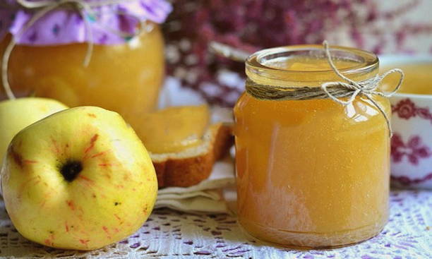 Purée de pomme sans stérilisation avec du sucre pour l'hiver