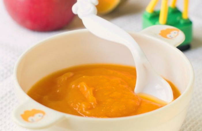 Purée de pommes et potiron pour le bébé pour l'hiver