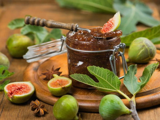 Figues à travers un hachoir à viande pour l'hiver