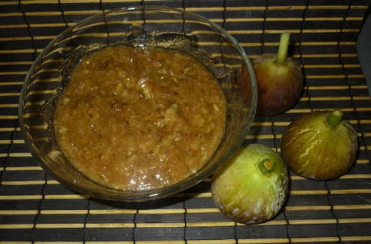 Figues, écrasées avec du sucre sans cuisson pour l'hiver