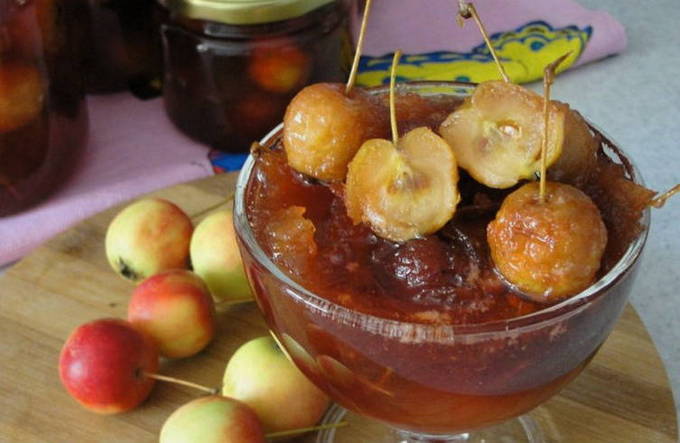 Confiture transparente de ranetki avec une queue pour l'hiver