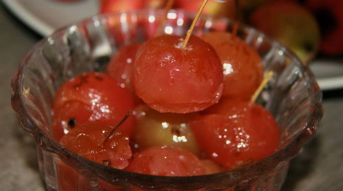 Confiture de Ranetki avec des queues pour l'hiver