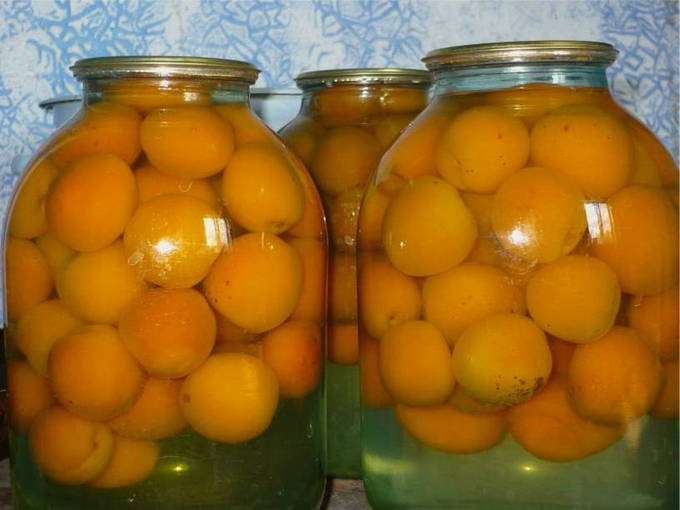 Compote d'abricots aux graines sans stérilisation en pot de 3 litres pour l'hiver