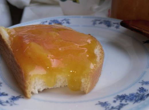 Confiture d'abricots à travers un hachoir à viande sans cuisson