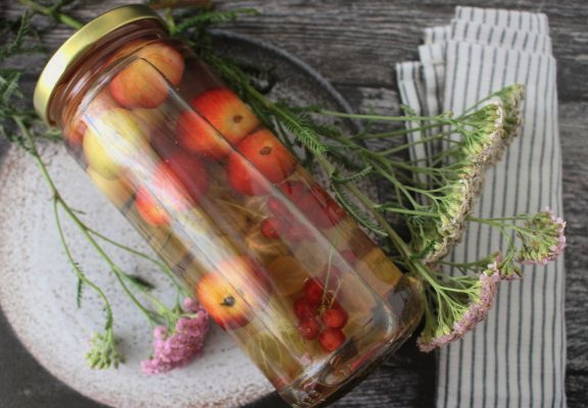 Ranetki and currant compote in a 2-liter jar for the winter